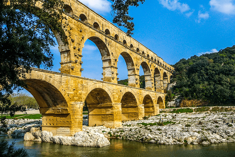 study-in-france-biz-school-ancient-arch-archaeology-750x500
